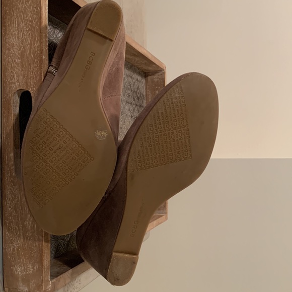 Gorgeous BCBG Generation Suede Booties 9.5 heeled boots - Picture 7 of 9